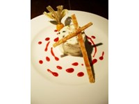Glace nougatine et coulis de framboise